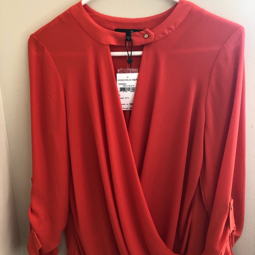 🍎 NWT Orange cross front top!